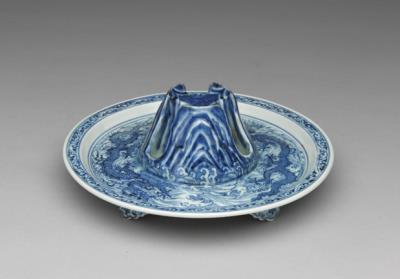 图片[2]-Jue cup holder with dragon and waves decoration in underglaze blueMing dynasty, Yongle reign (1403-1424)-China Archive